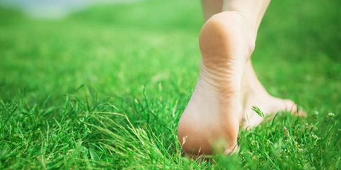 नंगे पांव चलने से नकारात्मकता होगी दूर, फ़ायदे होंगे भरपूर