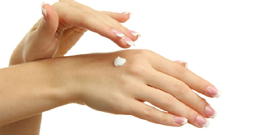 हाथों को दुलारना है ज़रूरी, यहां जानें कैसे रखें इनका ख़्याल