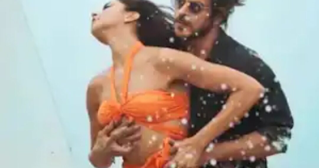 ये कहां आ गए हम – बदरंग आस्था बनाम बेशरम रंग 