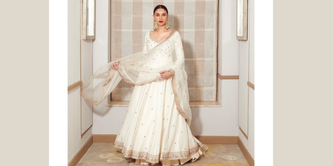 गर्मियों के लिए ख़ास ये नायाब सफ़ेद लिबास